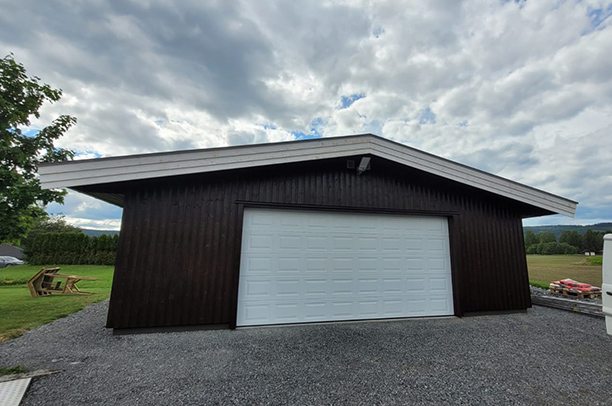 maling av en tregarasje